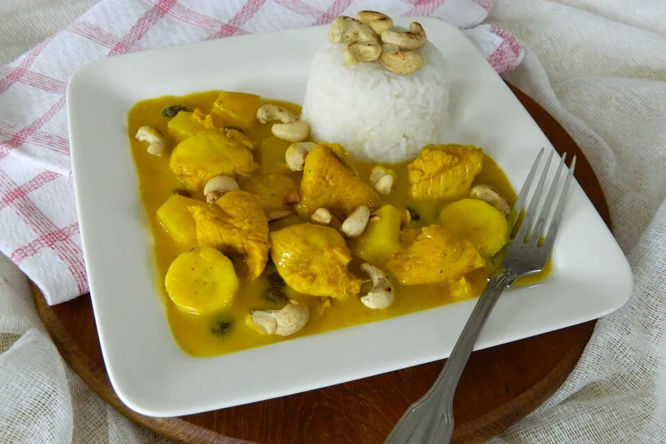 Вдохновляющее карри с курицей и фруктами