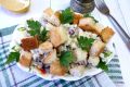 Сытный шпротный салат с хрустящими сухариками