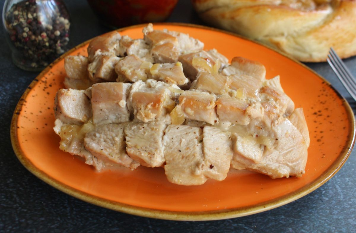 Нежная куриная грудка в сливочном соусе: простой и вкусный рецепт